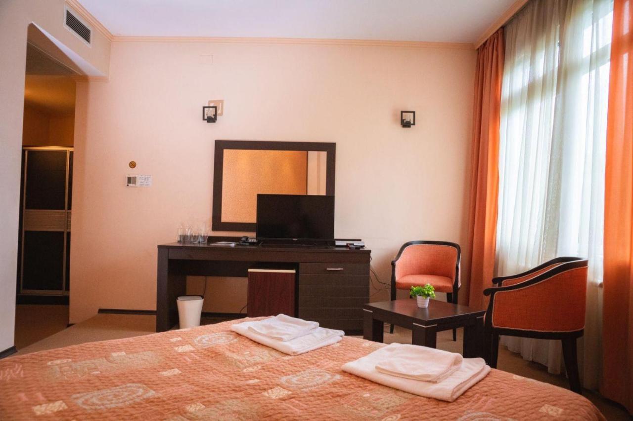 Hotel Ezeroto Stara Zagora Exteriör bild
