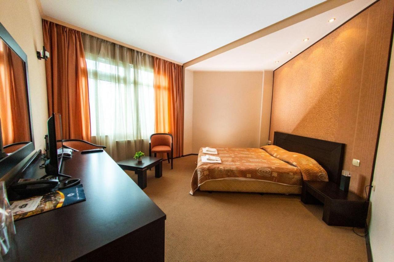 Hotel Ezeroto Stara Zagora Exteriör bild