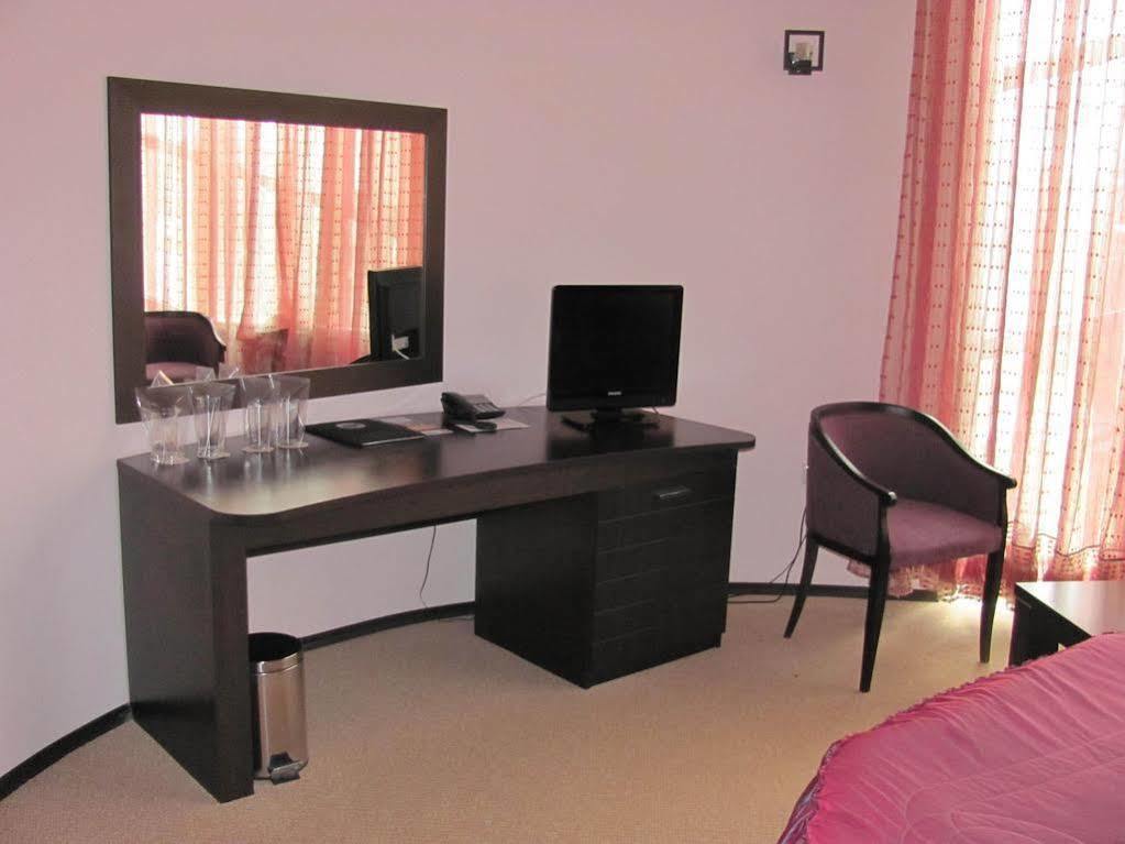 Hotel Ezeroto Stara Zagora Exteriör bild